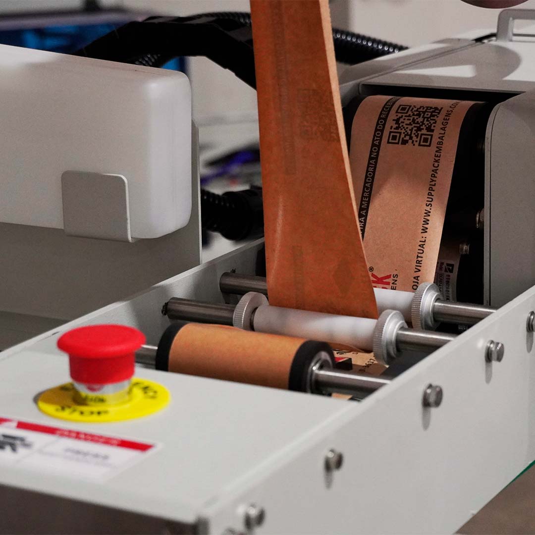 Seladora Eco Kraft 9002 — detalhe do cabeçote aplicando fita kraft