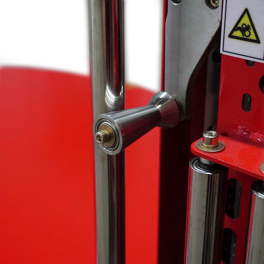 Detalhe dos rolos do sistema de cordão de filme stretch