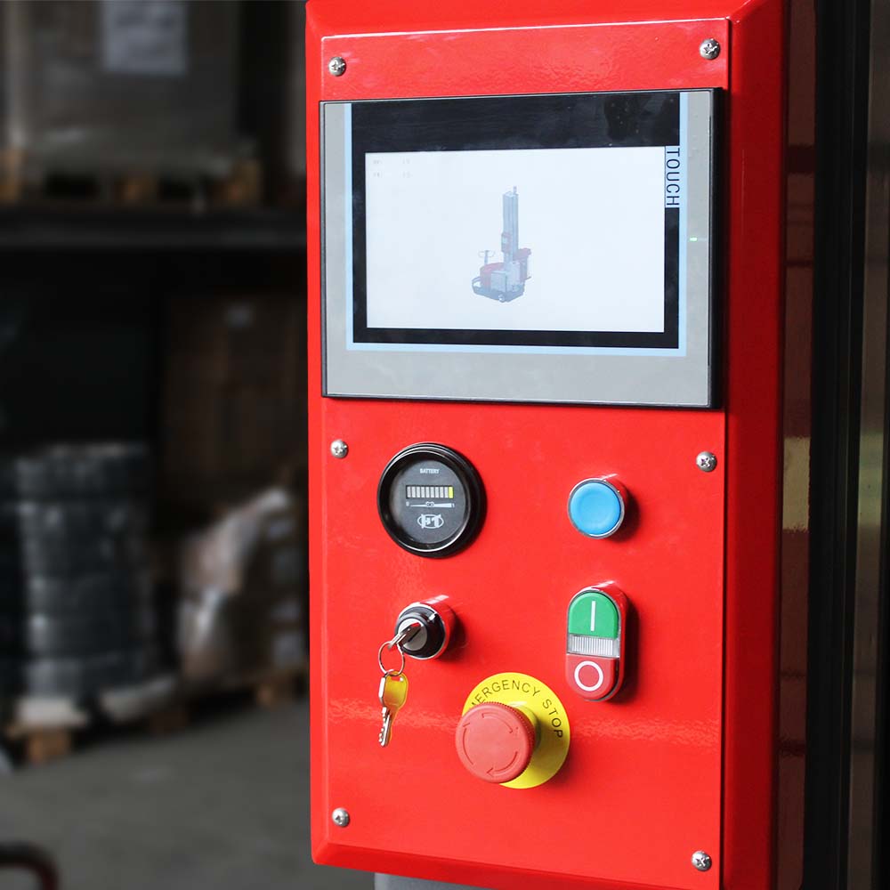 Painel de comando com tela touch screen, indicador de bateria e botão de emergência