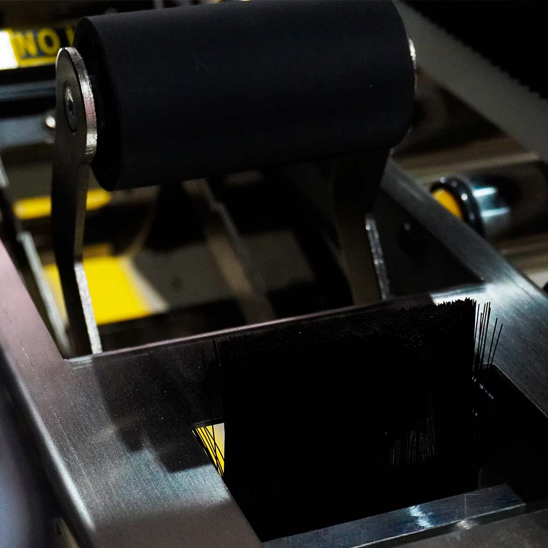 Seladora SXJ-7080B — detalhe do rolete de pressão e escova