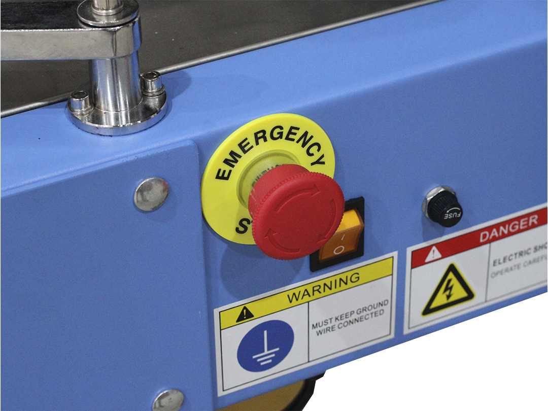 Seladora SXJ-C-6050 — painel de comando com botão de emergência