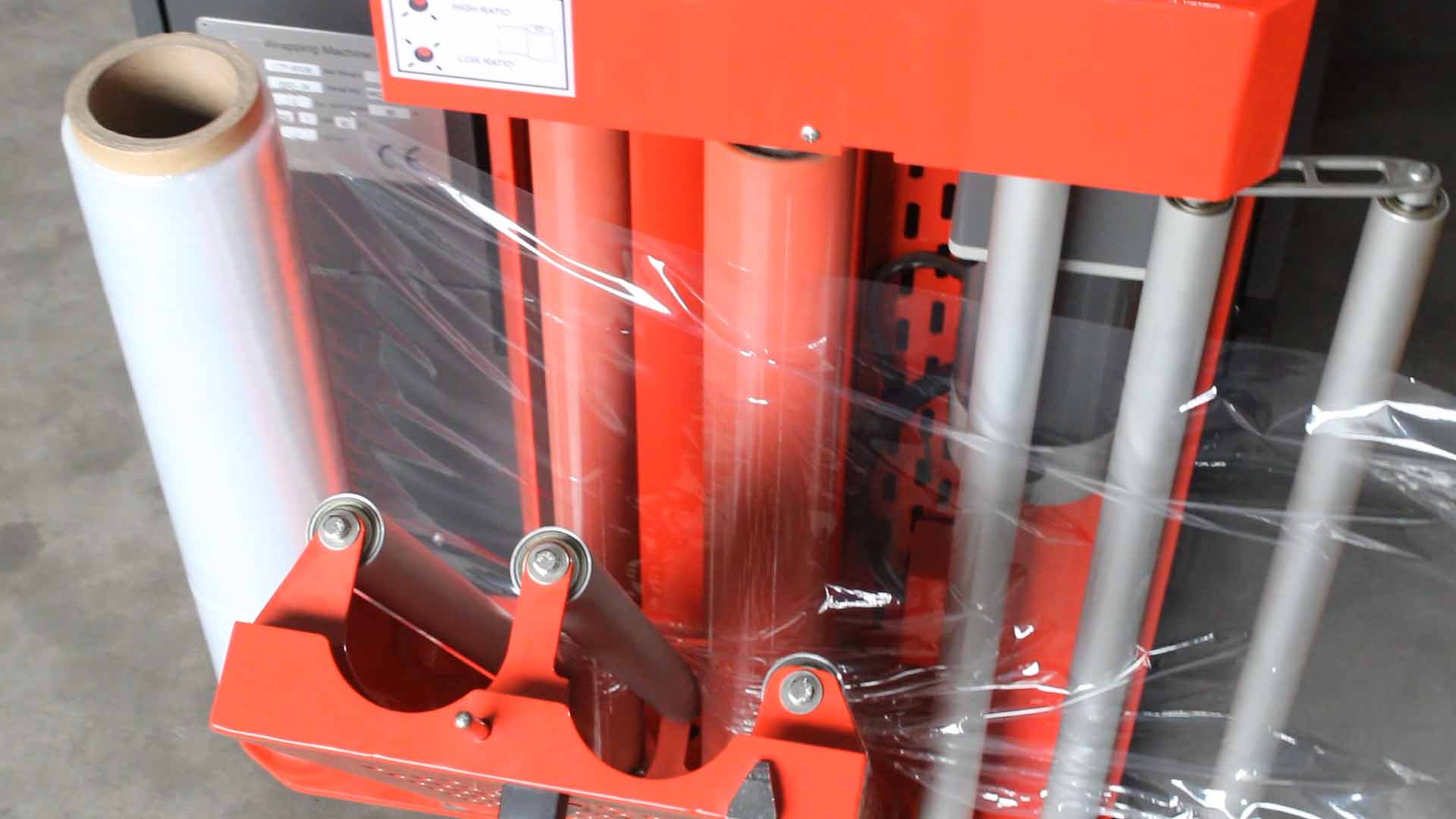 Cabeçote motorizado com rolos de pré-estiramento e bobina de filme stretch