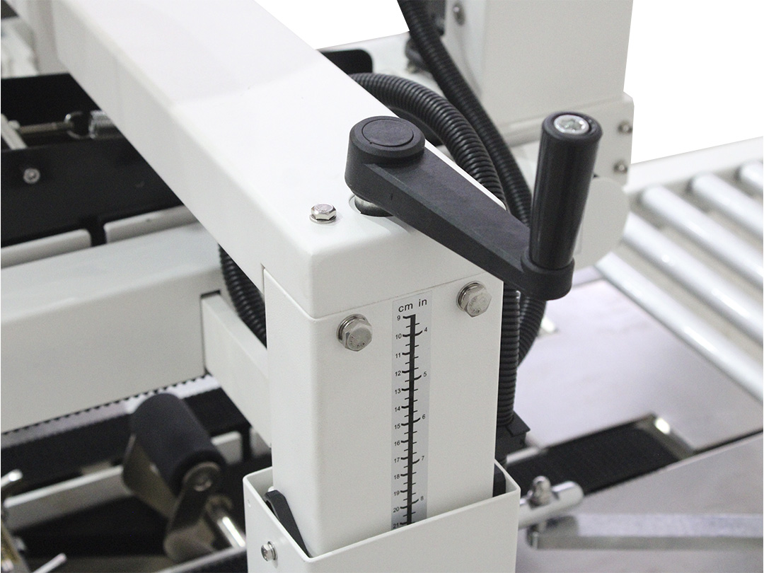 Seladora SXJ-6050 — manivela e escala de ajuste de altura