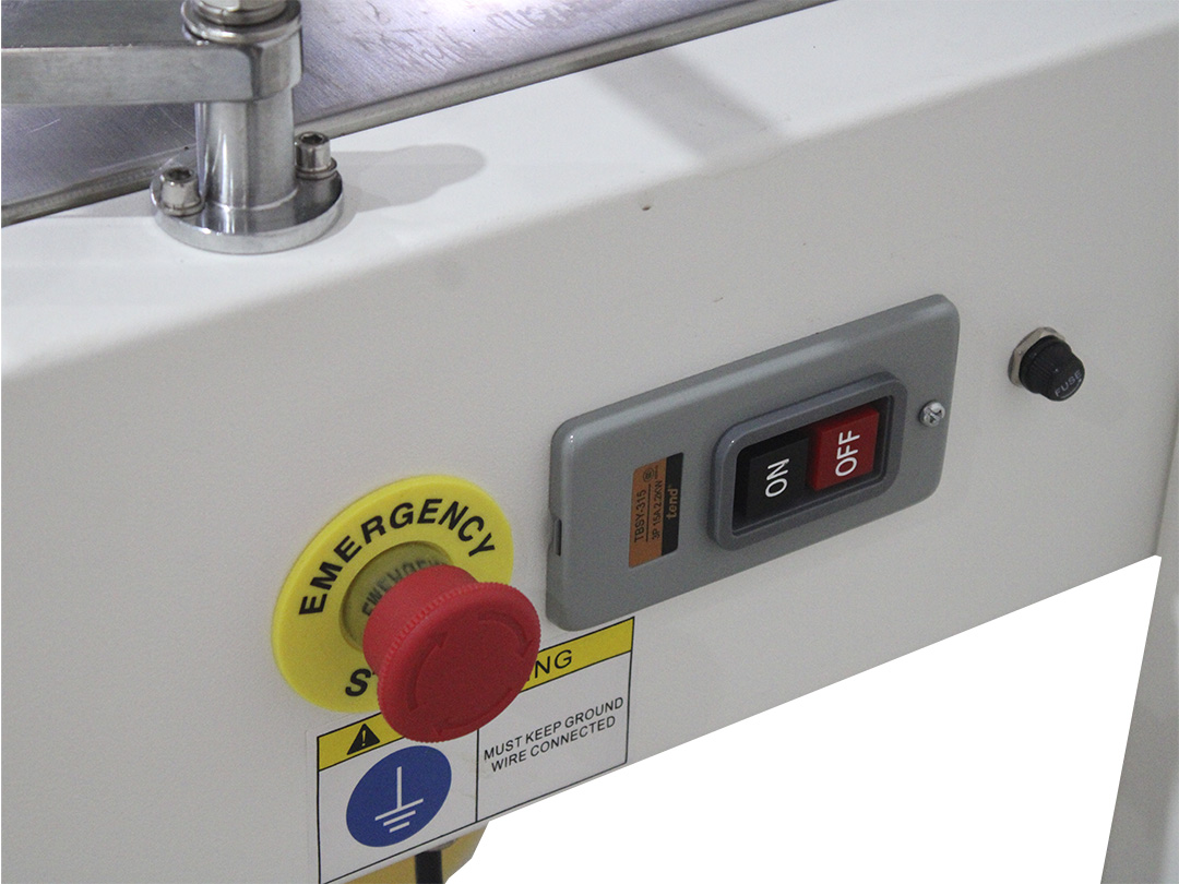 Seladora SXJ-6050 — painel de comando com botão de emergência